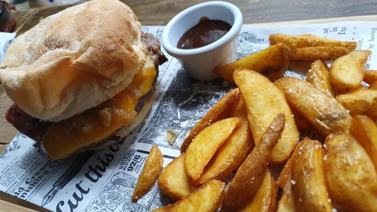 Una de las hamburguesas de El Mercado de Conil. 