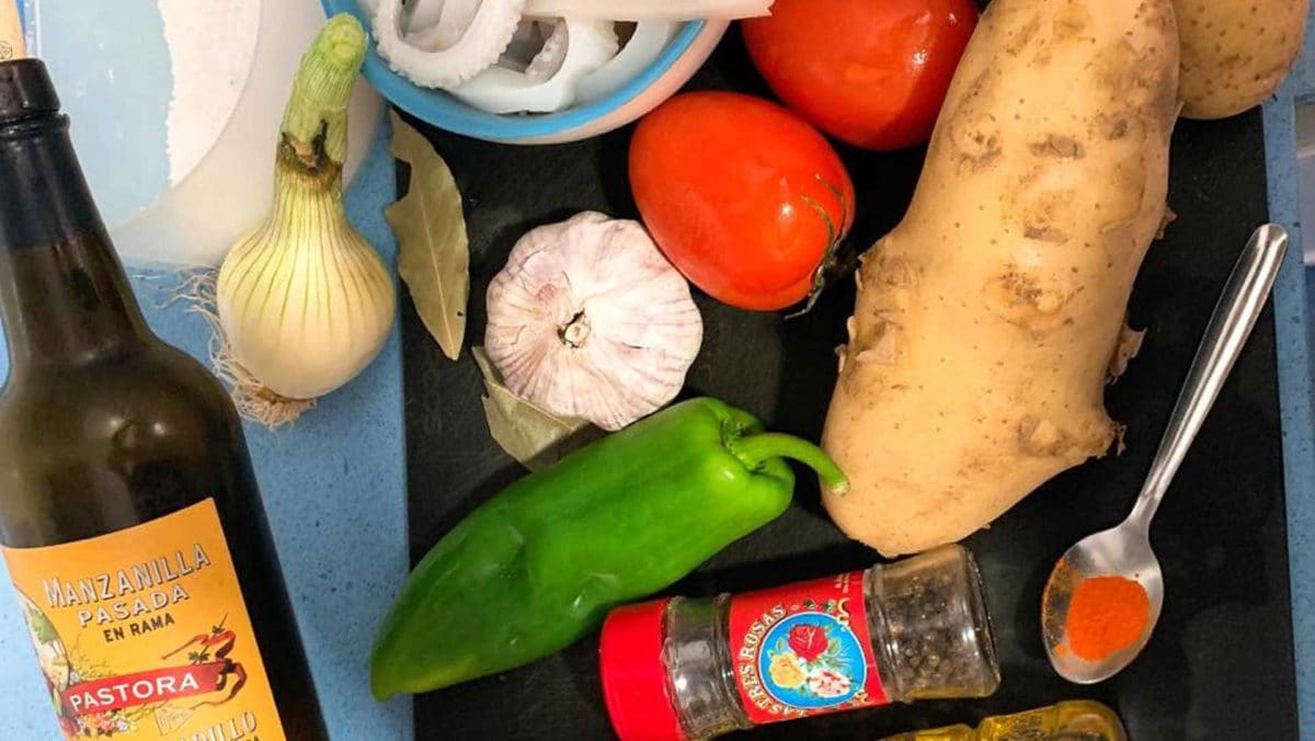 Los ingredientes para preparar las papas con choco al veranillo de Jesús Márquez. 