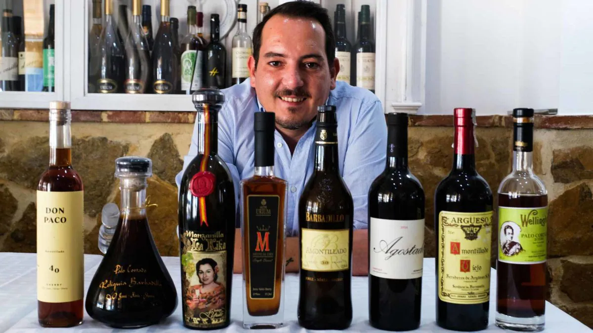 Ángel ante algunas botellas de vino que guarda en Avante Claro. 