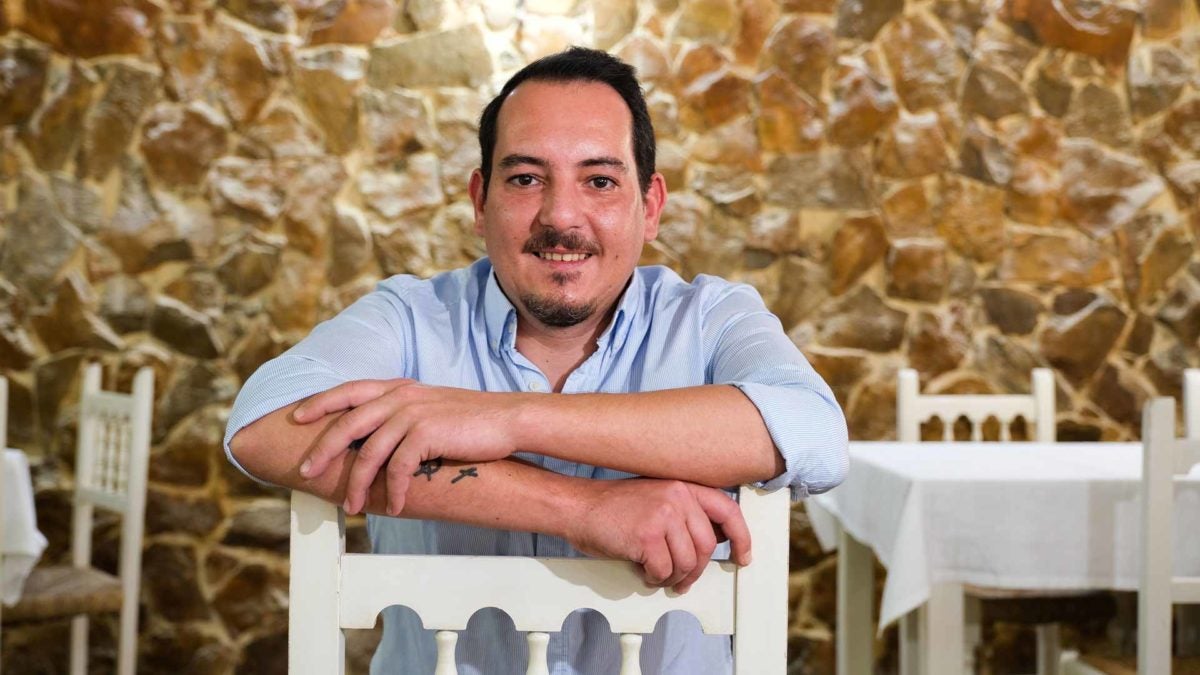 Ángel Rodríguez en el salón interior de Avante Claro.