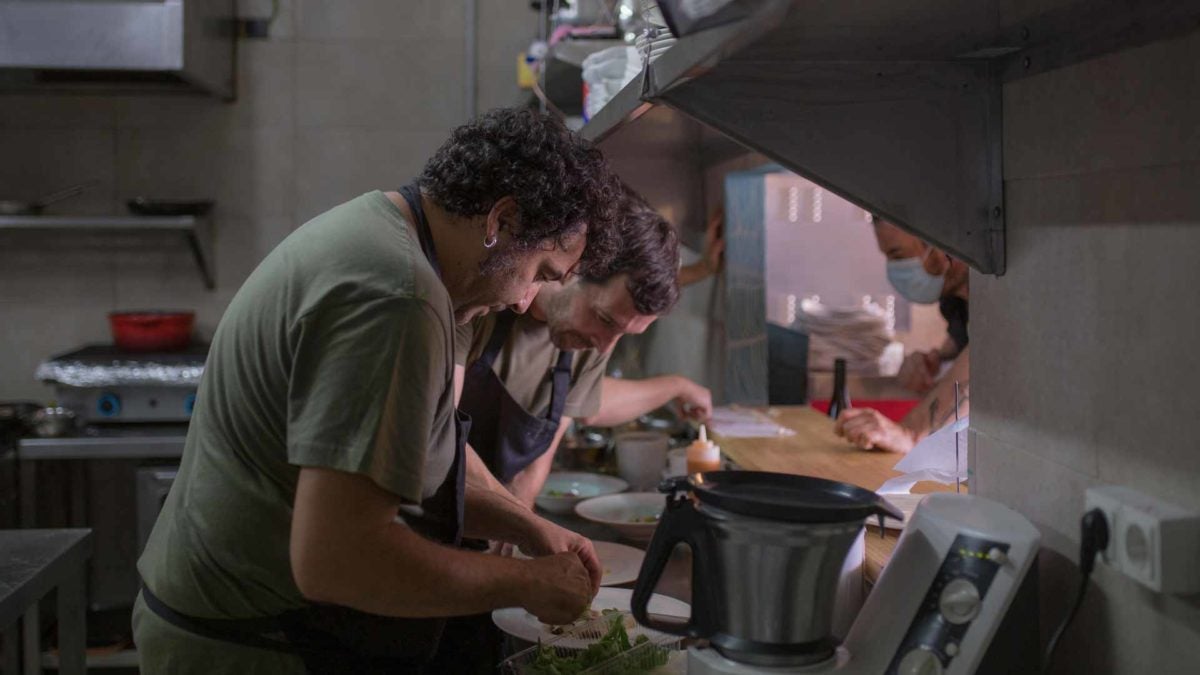 David, en plena faena en la cocina de Berdó. | Foto: Cedida.