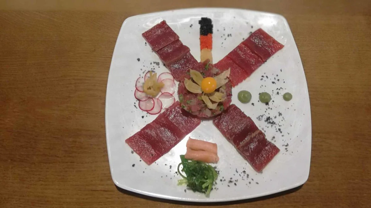 El surtido de crudos de atún, con tartar, tataki y sashimi.