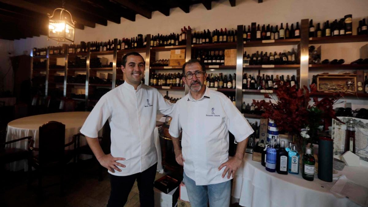 Mario Jiménez y Fernando Córdoba en la bodega de El Faro de El Puerto.