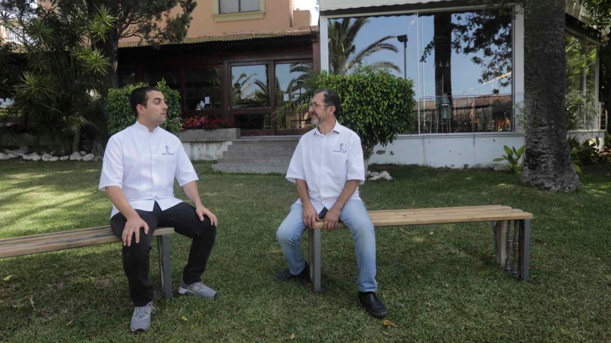 Sobrino y tío en los jardines de El Faro de El Puerto, donde se hizo la entrevista.