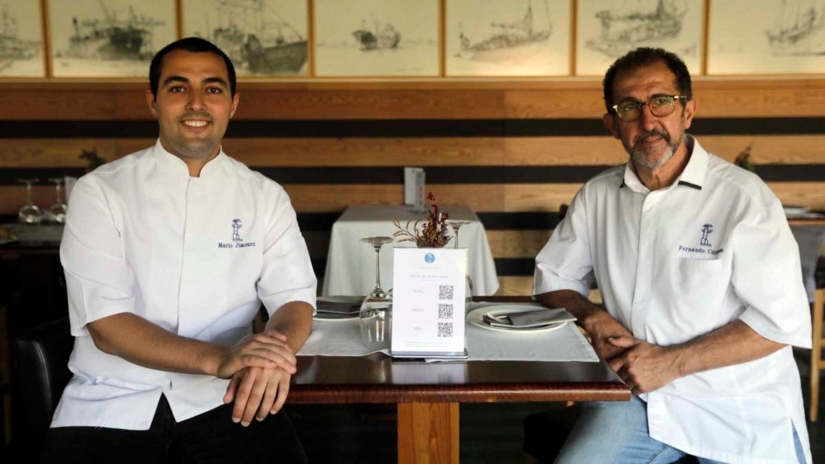 Mario y Fernando en las mesas altas de El Faro de El Puerto.