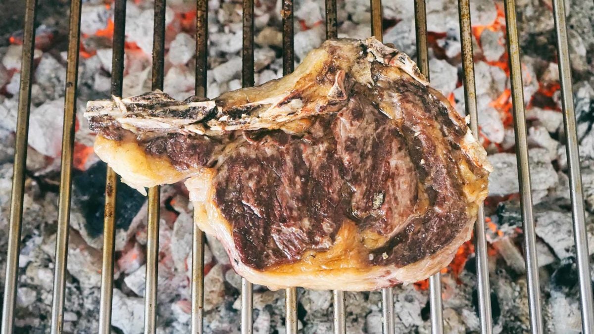 La parrilla y las txuletas son grandes protagonistas de Cañalerma.