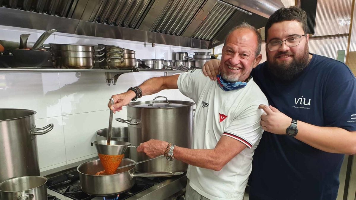 Juan Viu y Trifon Esteban en la cocina de Viu Espacio Gastronómico.