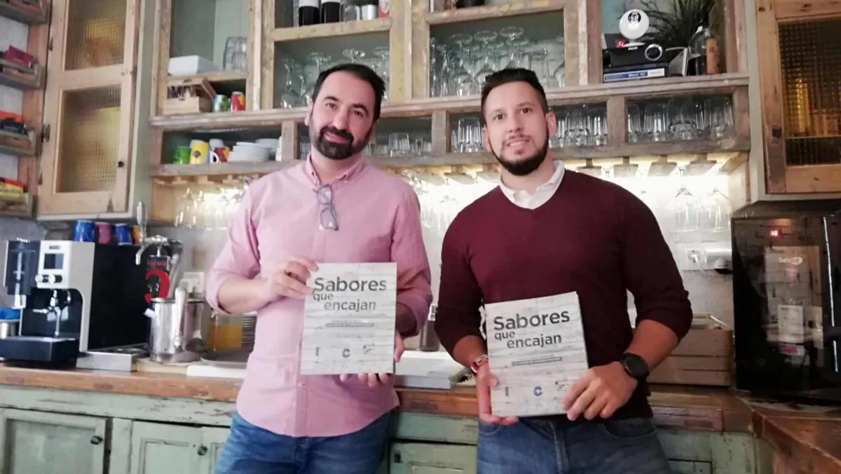 Alberto Reyes y Francisco Doncel, con el libro de las recetas de 4Estaciones.