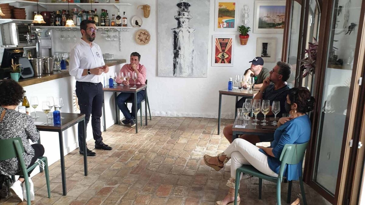 Joaquín Parra durante la cata en el Wine Up Tour de La Judería, en Vejer.