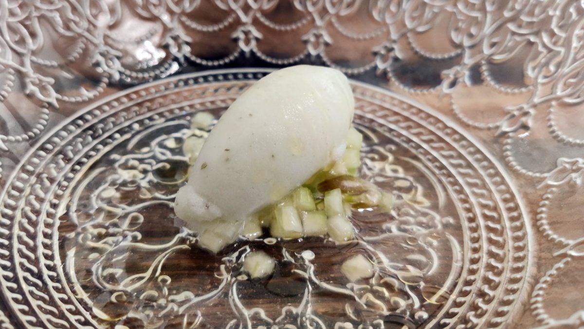 Pepino dulce con helado de pepino limón y tartar de pepino.