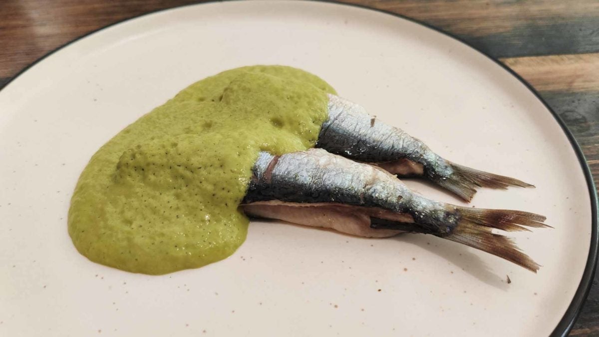 Sardinas con espuma de pimiento frito.