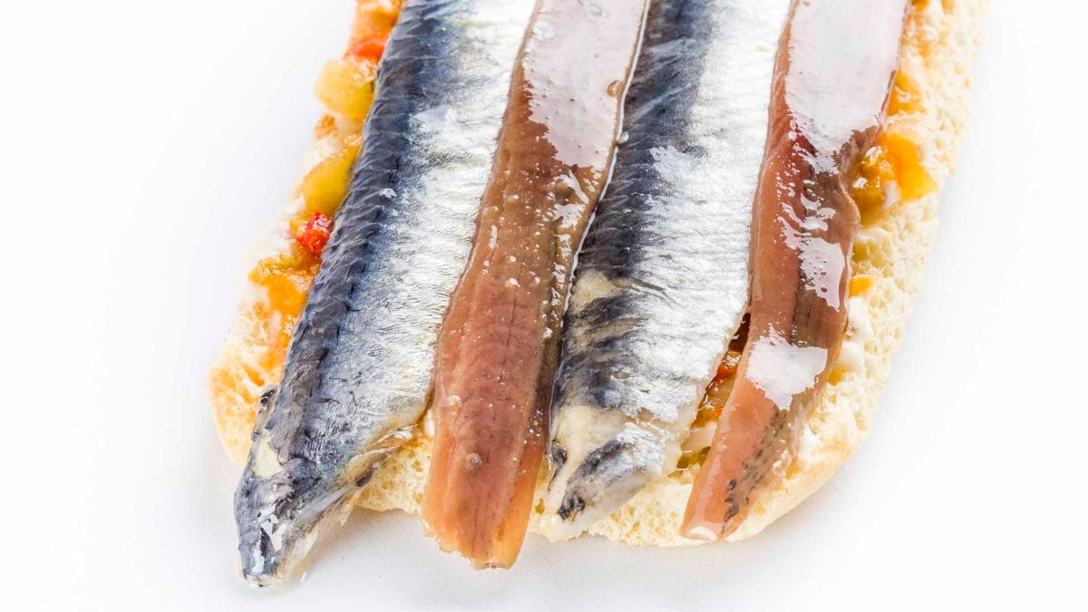 Tostadita de anchoas y boquerones sobre alboroni?a. | Foto: El Faro.