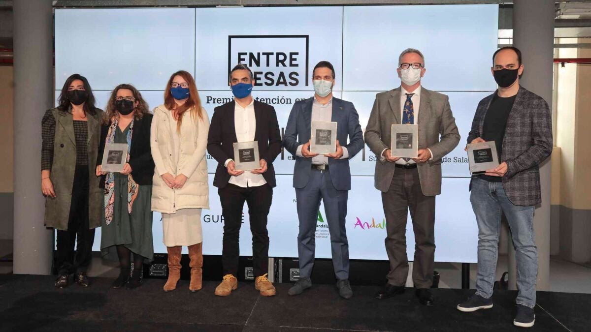 Imagen de grupo con los vencedores en los I Premios Entremesas.