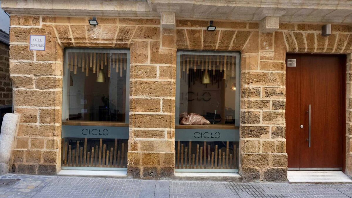 Exterior de Ciclo, el nuevo restaurante de Luis Callealta en la calle Sopranis de Cádiz. | Foto: Antonio Vázquez.