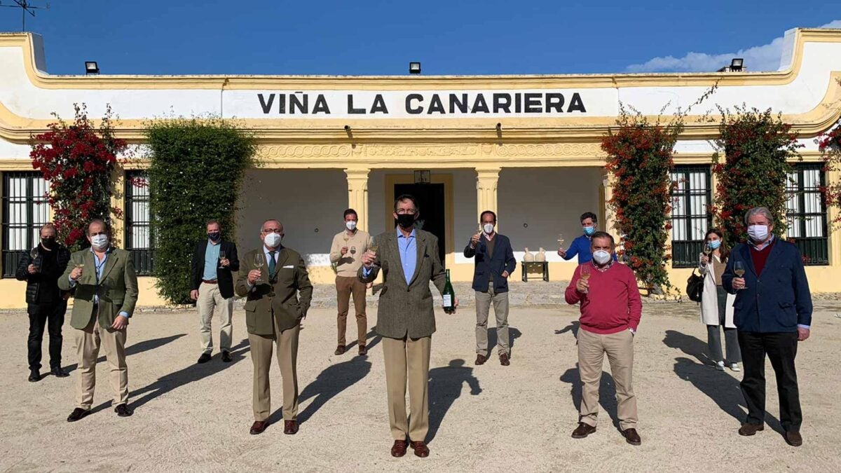 Brindis con el nuevo mosto de González Byass, con Mauricio González Gordon en el centro.