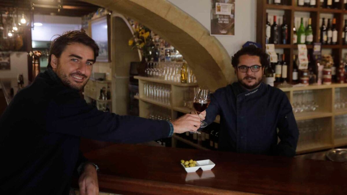 Pablo Terrón brinda con Borja Fernández. | Foto: F.J.