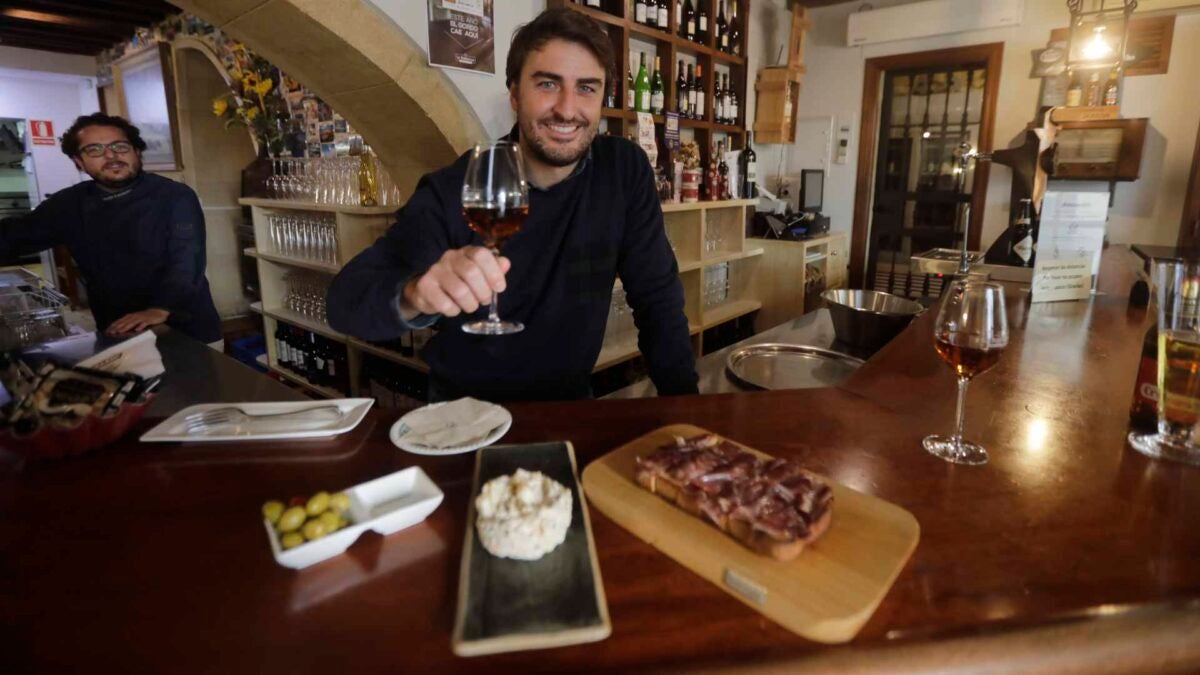 Pablo Terrón, tras la barra de La Bodeguilla del Bar Jamón. | Foto: F.J.