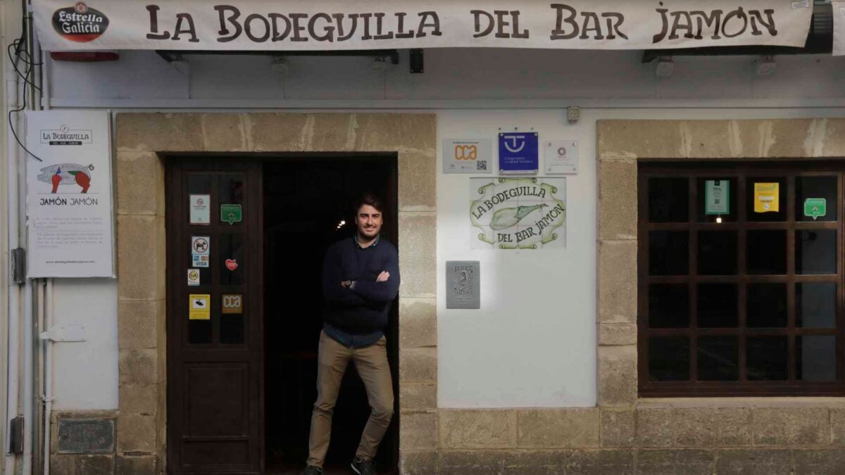 Pablo, en la entrada de La Bodeguilla del Bar Jamón, en la calle Misericordia de El Puerto. | Foto: F.J.