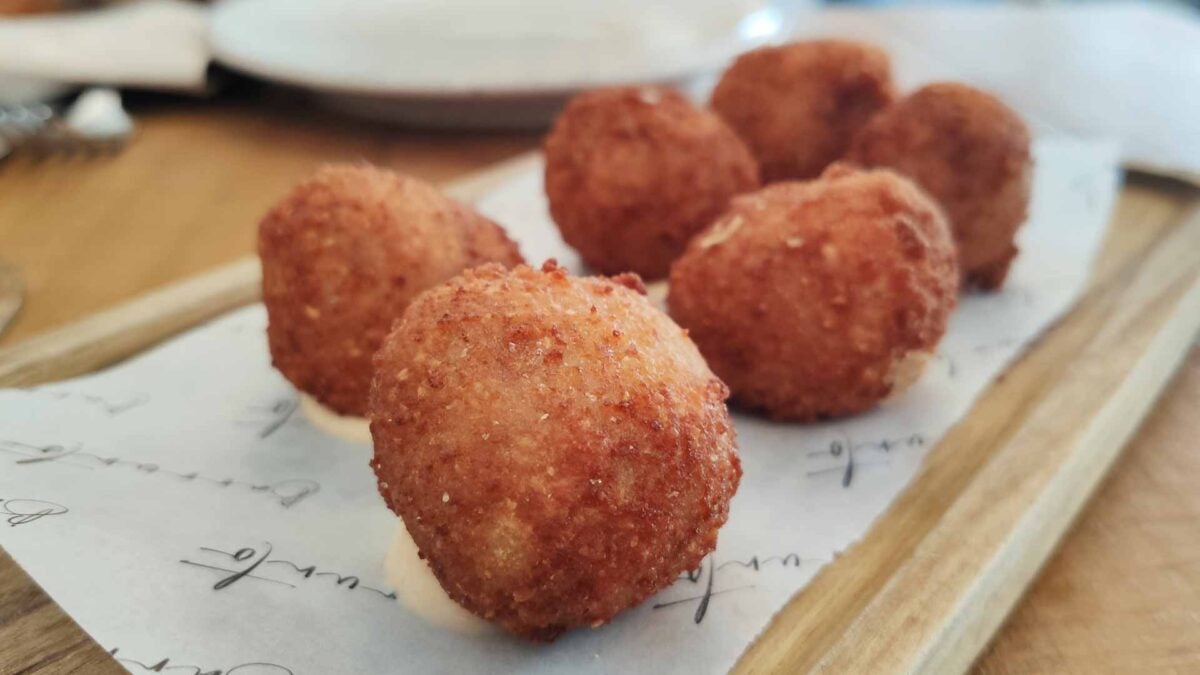 Croquetas de atún encebollado.