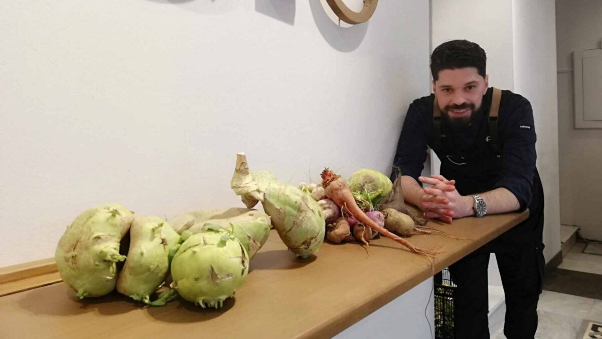 Luis Callealta en su restaurante, Ciclo, con las verduras de navazo.