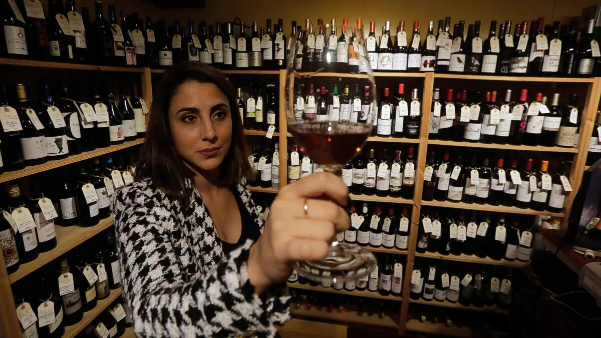 Lucía Fuentes, en la vinoteca Baco de Cádiz. | Foto: F.J.