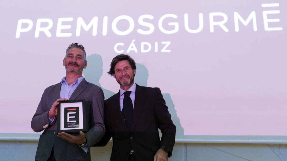 Jesús Matilla recibiendo el Premio Gurmé Cádiz 2019 concedido a la Tapería Entrebares.