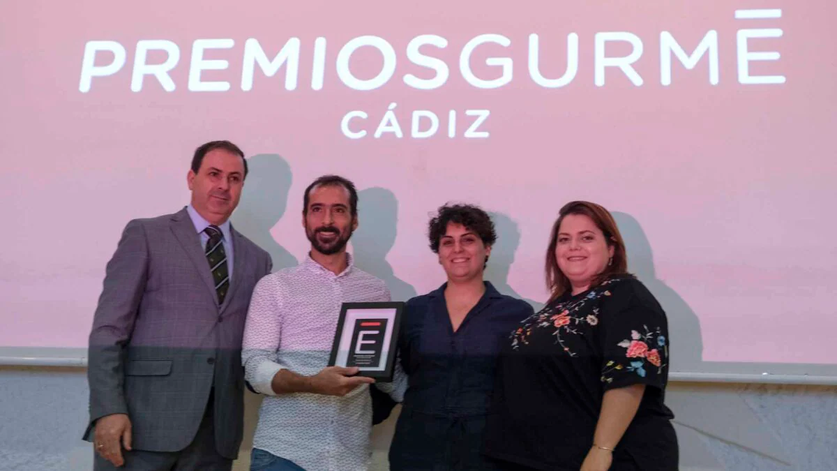 Los propietarios de Recreo Chico, recibiendo el Premio Gurmé Cádiz 2019.