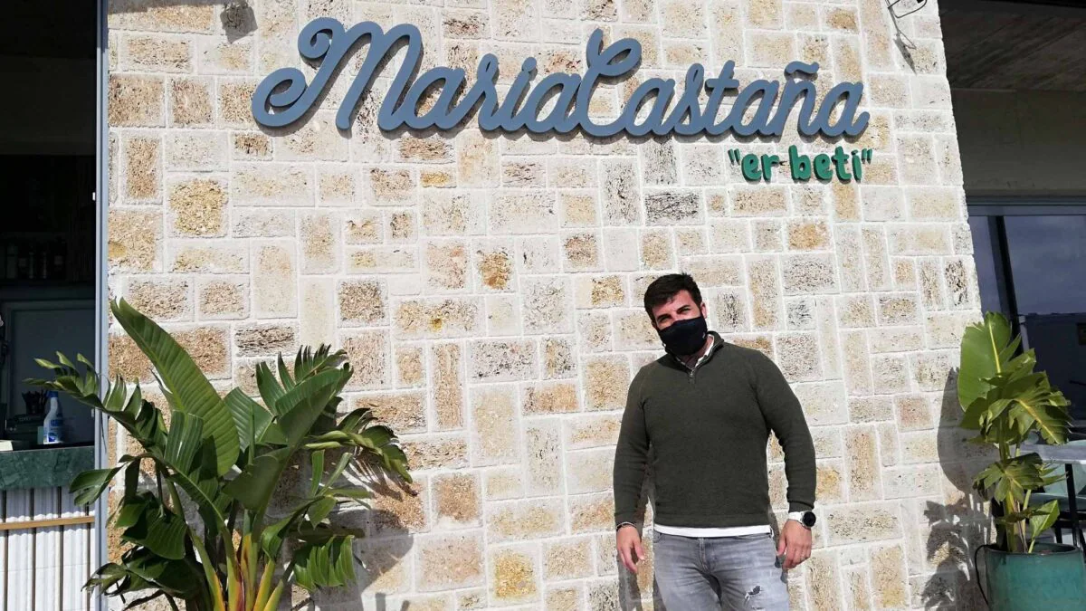 Jose Garrido, en la entrada del restaurante MaríaCastaña.