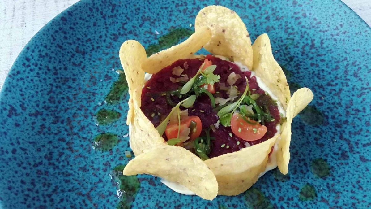 El tartar de atún con tortitas de maíz y mayonesa de hierbas.