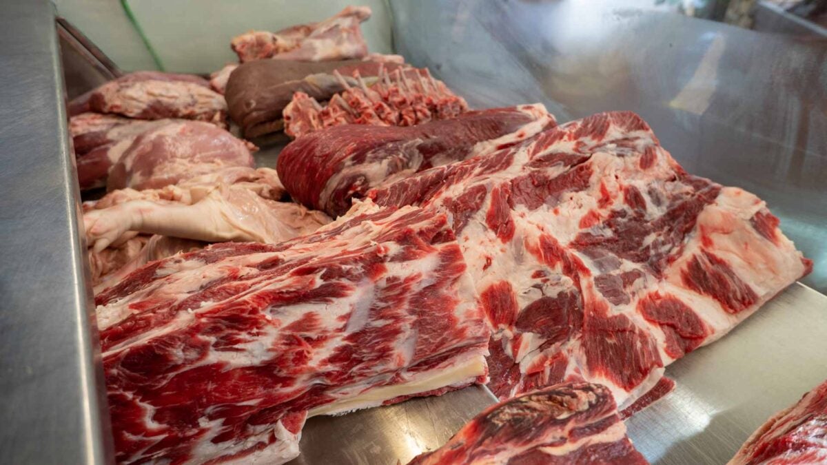 Las carnes de La Castillería, listas para entrar en las brasas.