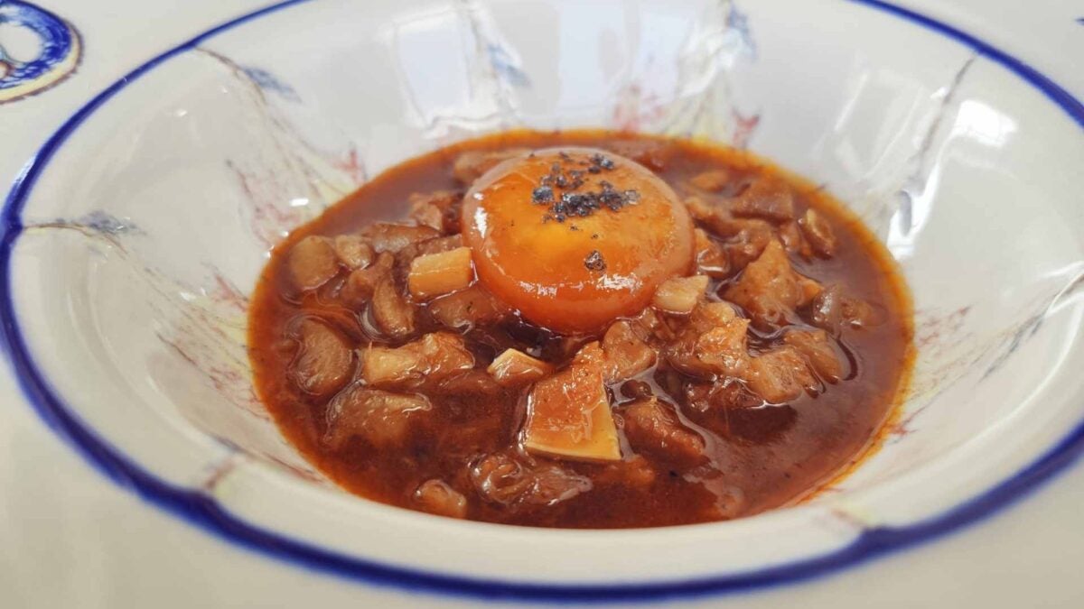 Callos de cerdo con yema de huevo curada en soja.