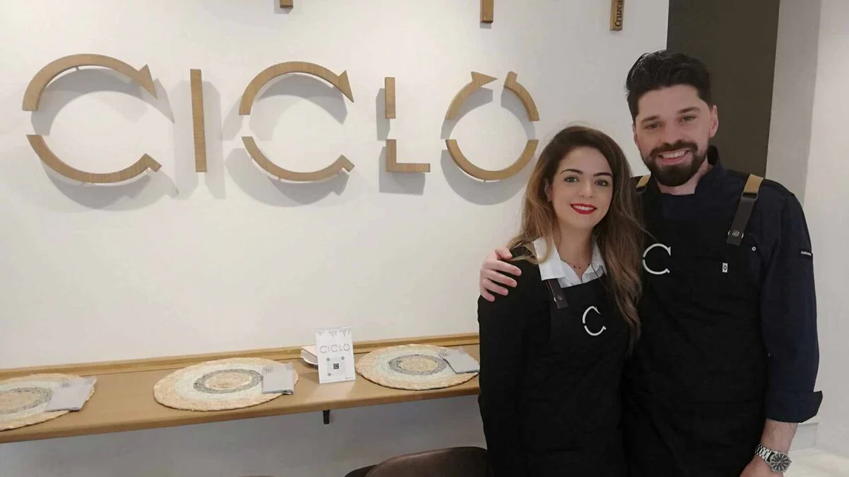 Rocío Maña y Luis Callealta en el interior de Ciclo Restaurante, en la calle Sopranis de Cádiz.