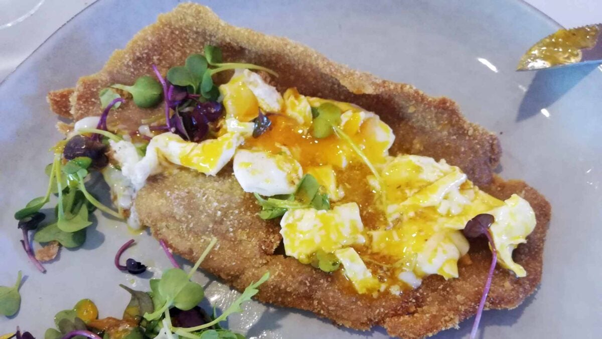 Escalope de ternera de La Janda con huevo poché y trufa de primavera.