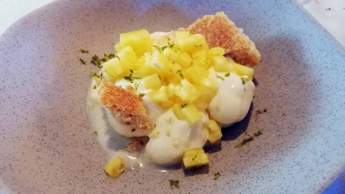 Piña al ron con mousse de lima. 