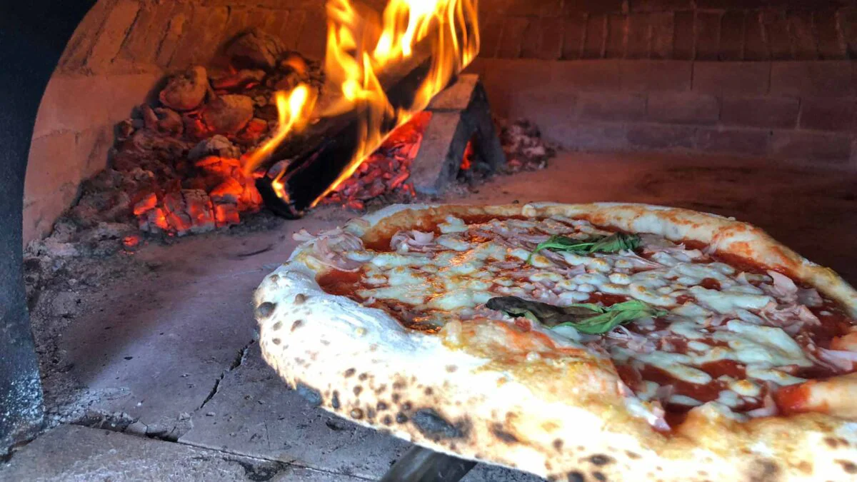 Las pizzas de Los Napolitanos ya están disponibles en Phi Phi Beach de Puerto Sherry.