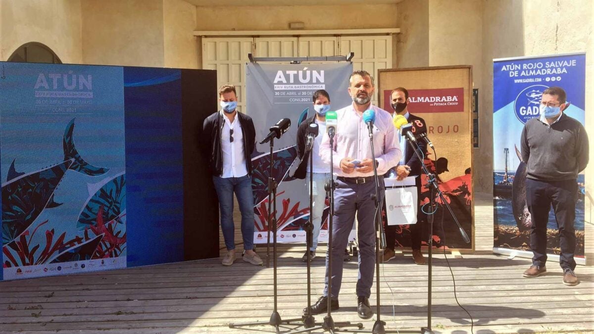 El alcalde de Conil, Juan Bermúdez, en la presentación de la Ruta del Atún.