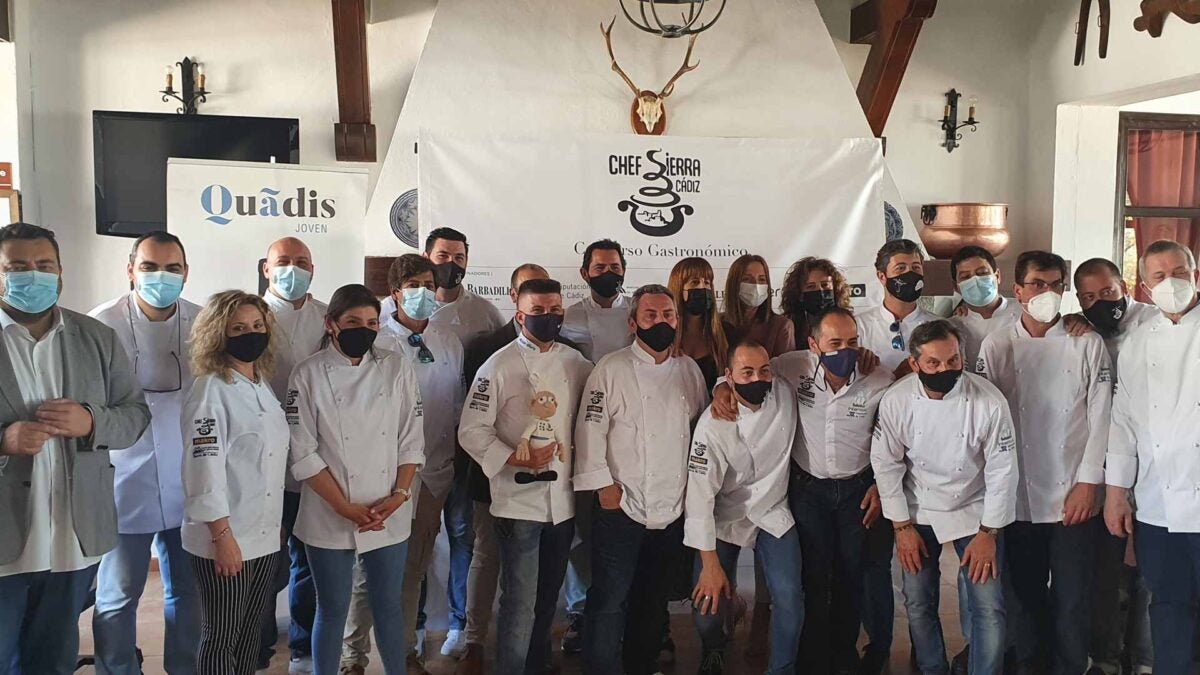 Los cocineros y las autoridades presenten en El Bosque.