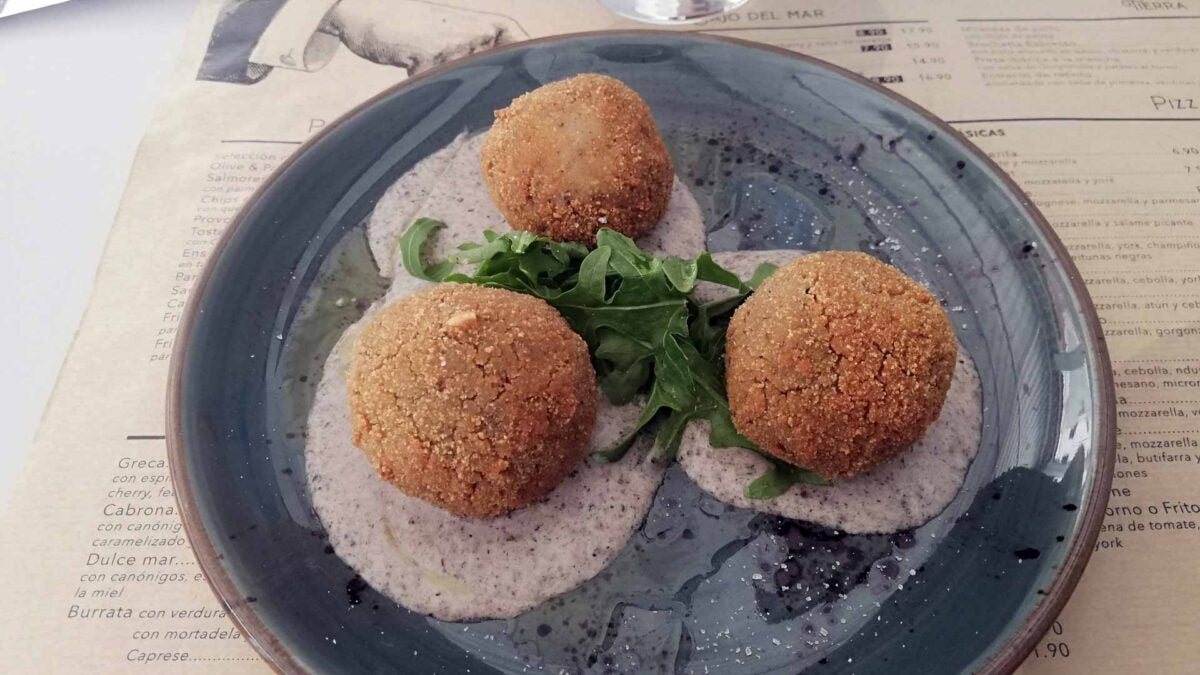 Arancini de setas sobre salsa bechamel de trufa.