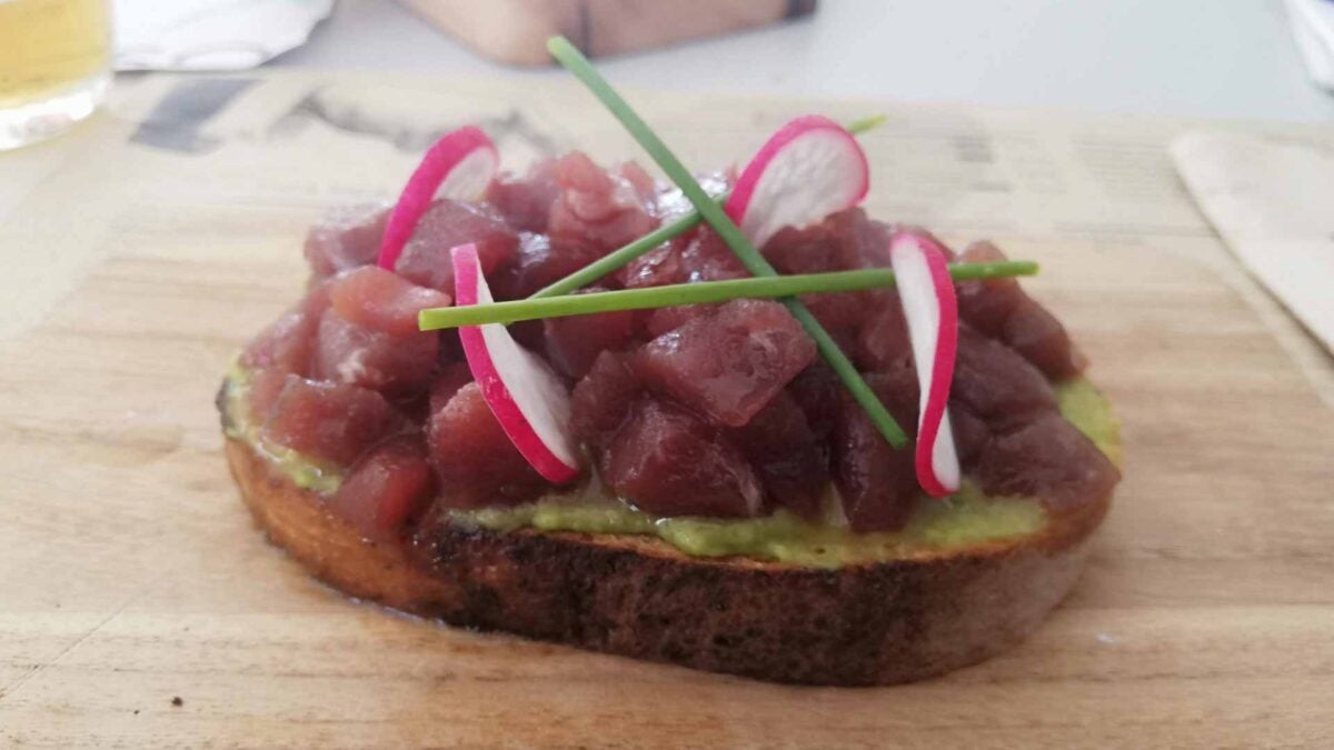 La tosta de atún con guacamole, cebollino y rábano.