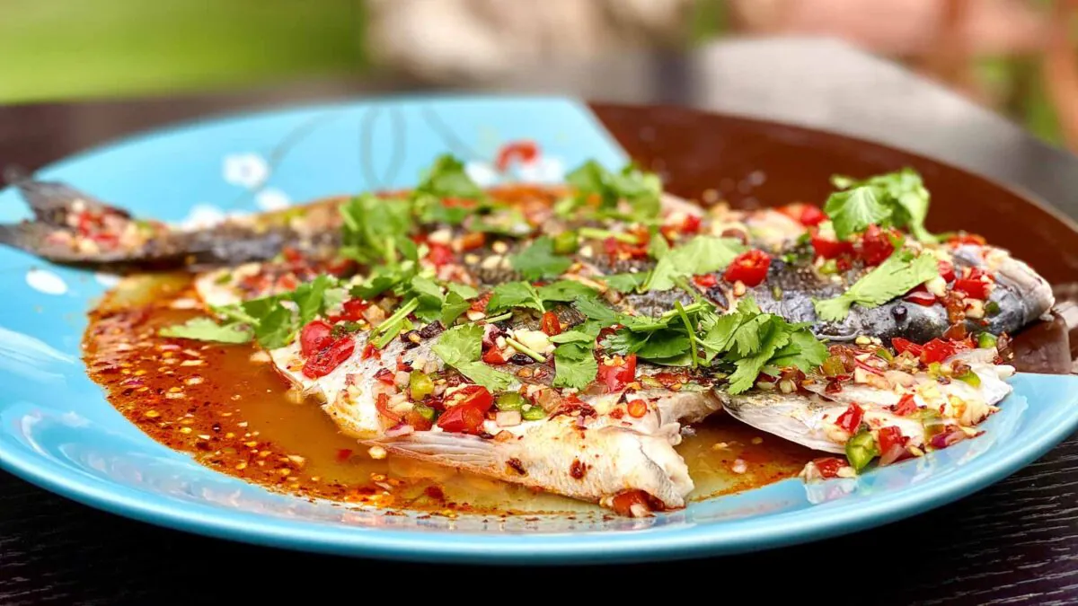 La lubina picante, uno de los platos de las jornadas de cocina al vapor de Feng Shui.