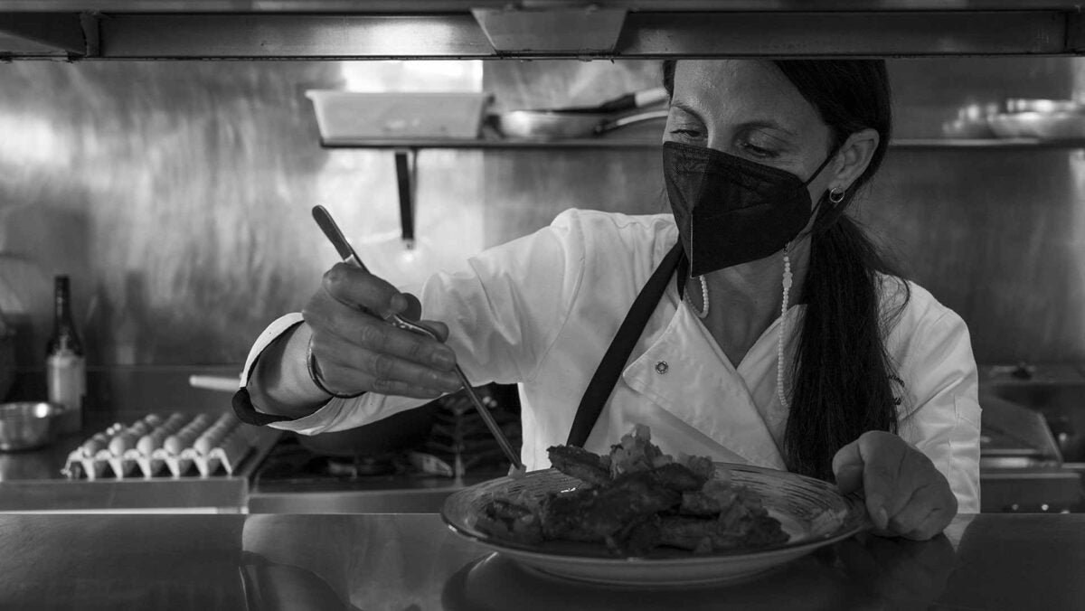 Tamara Ramírez, dando los últimos toques a un plato en su cocina.