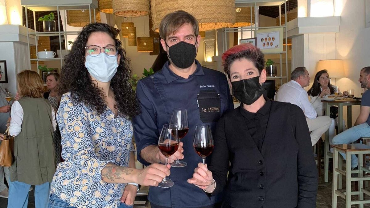 Javi Muñoz, chef de La Carboná, con Paula Menéndez y Virgina García, de In Wine Veritas.