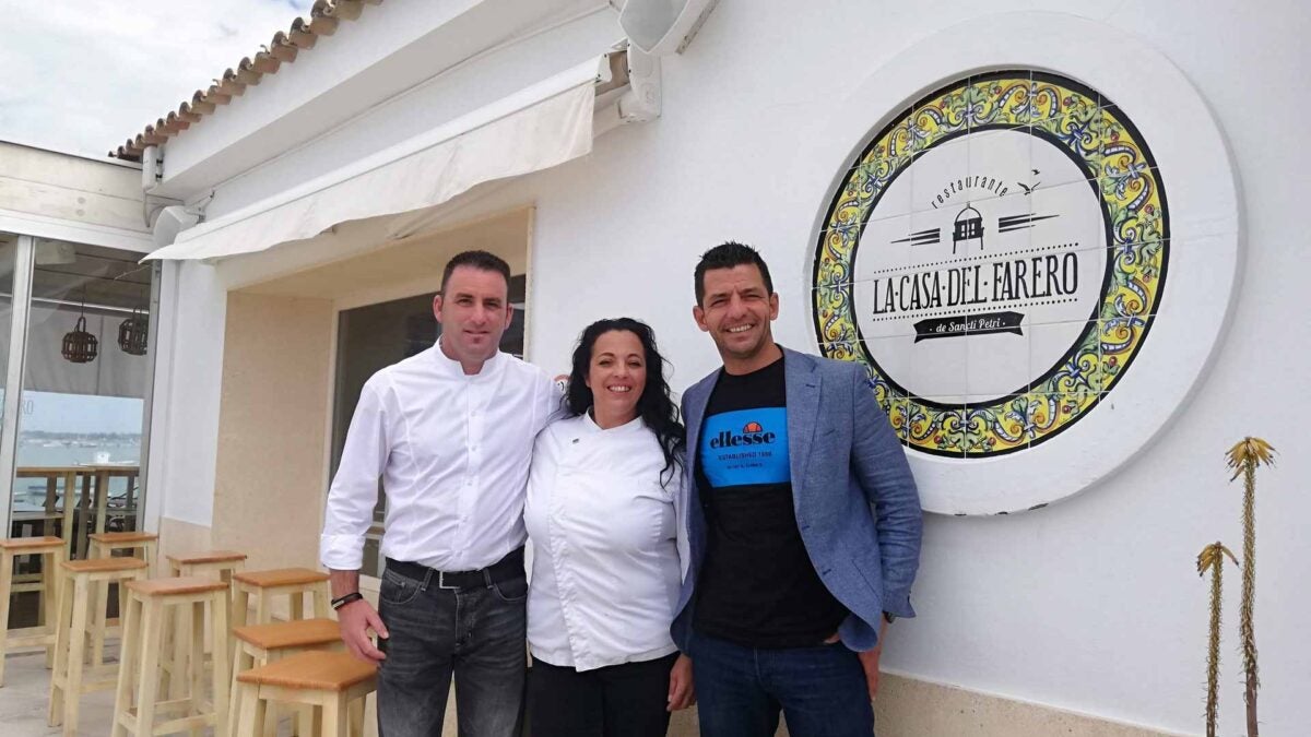 De izquierda a derecha, Jose García, Meme Rodríguez e Israel Fernández en La Casa del Farero, su restaurante en Sancti Petri.