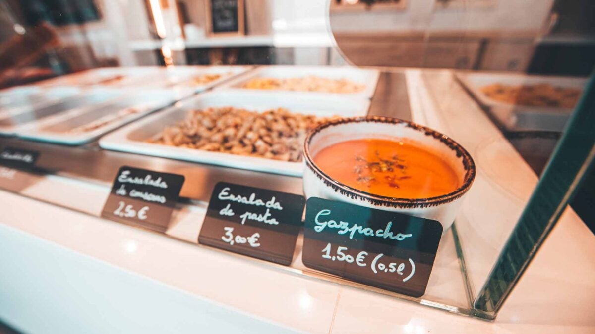 Algunos de los platos preparados en el la vitrina.