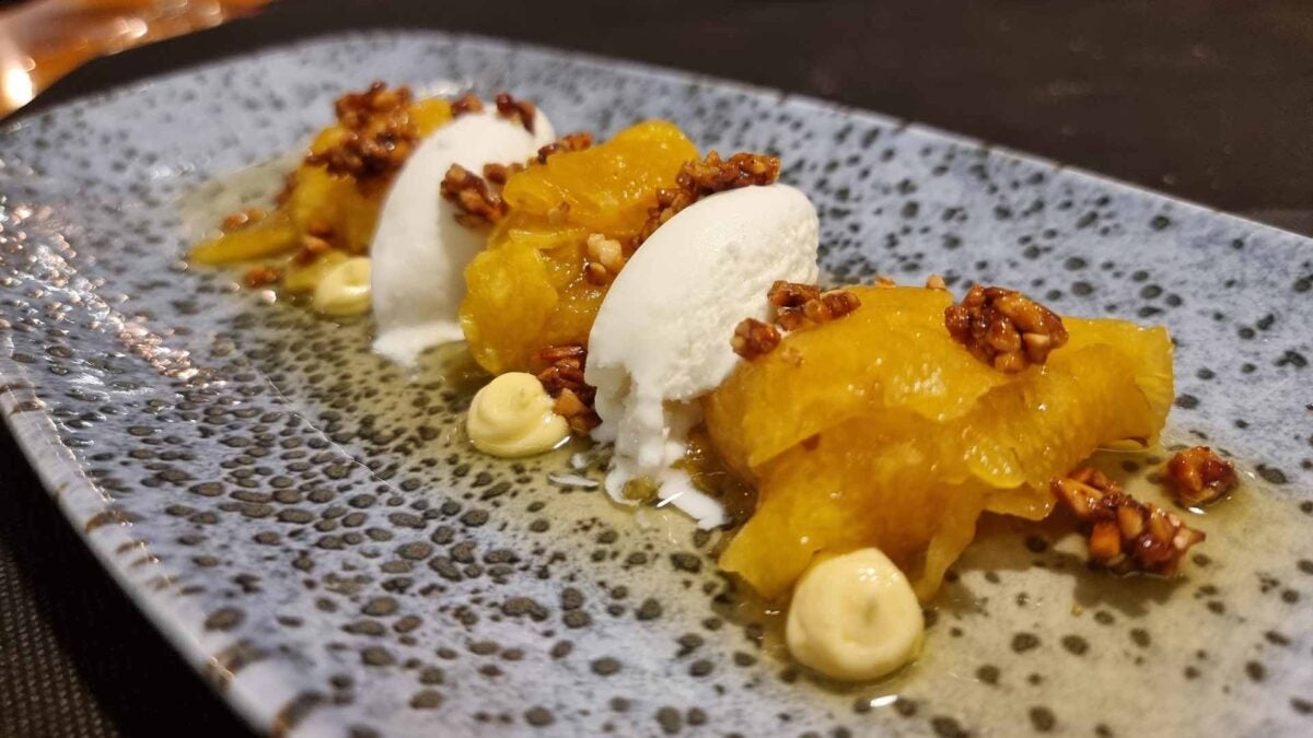 Piña asada con anís estrellado y helado de yogurt.