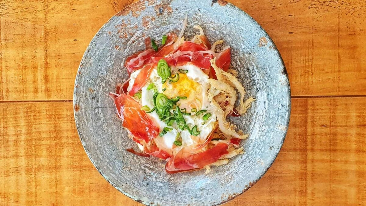 El capricho de Amura, gambas de cristal, jamón y huevo frito.