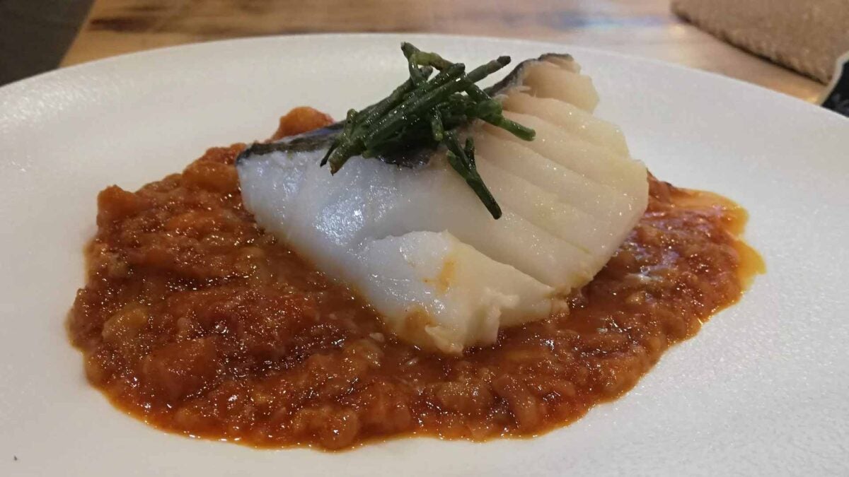 Bacalao confitado con guiso de manitas.