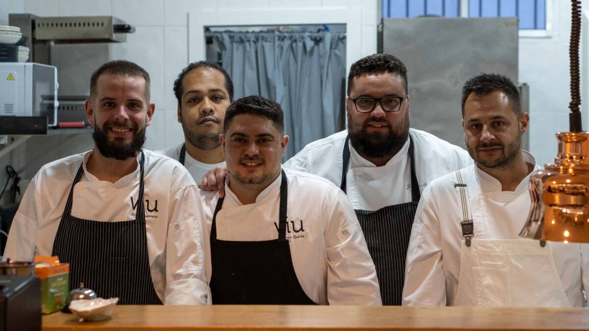 Juan Viu, segundo por la derecha, con su equipo de cocina en Barrunto.