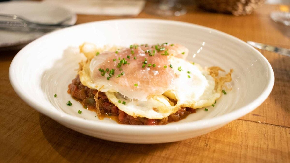 Huevos fritos camperos con sofrito de la abuela Trini y ventresca de atún.