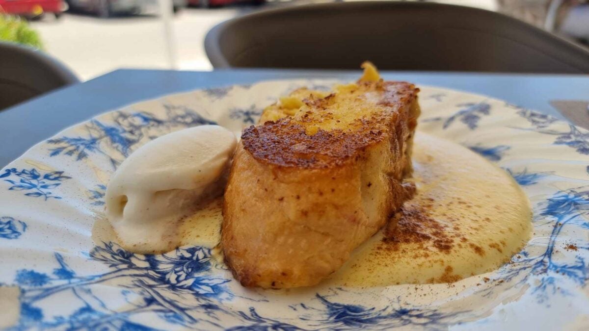 La torrija, el postre final de Berdó.